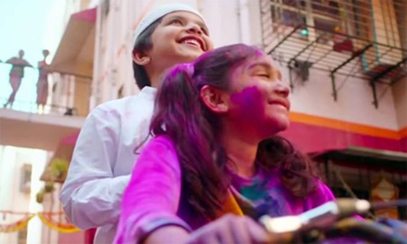 سرف ایکسل کا یہ اشتہار دل کو چھو لینے والا ہے — اسکرین شاٹ سرف ایکسل کا یہ اشتہار دل کو چھو لینے والا ہے — اسکرین شاٹ