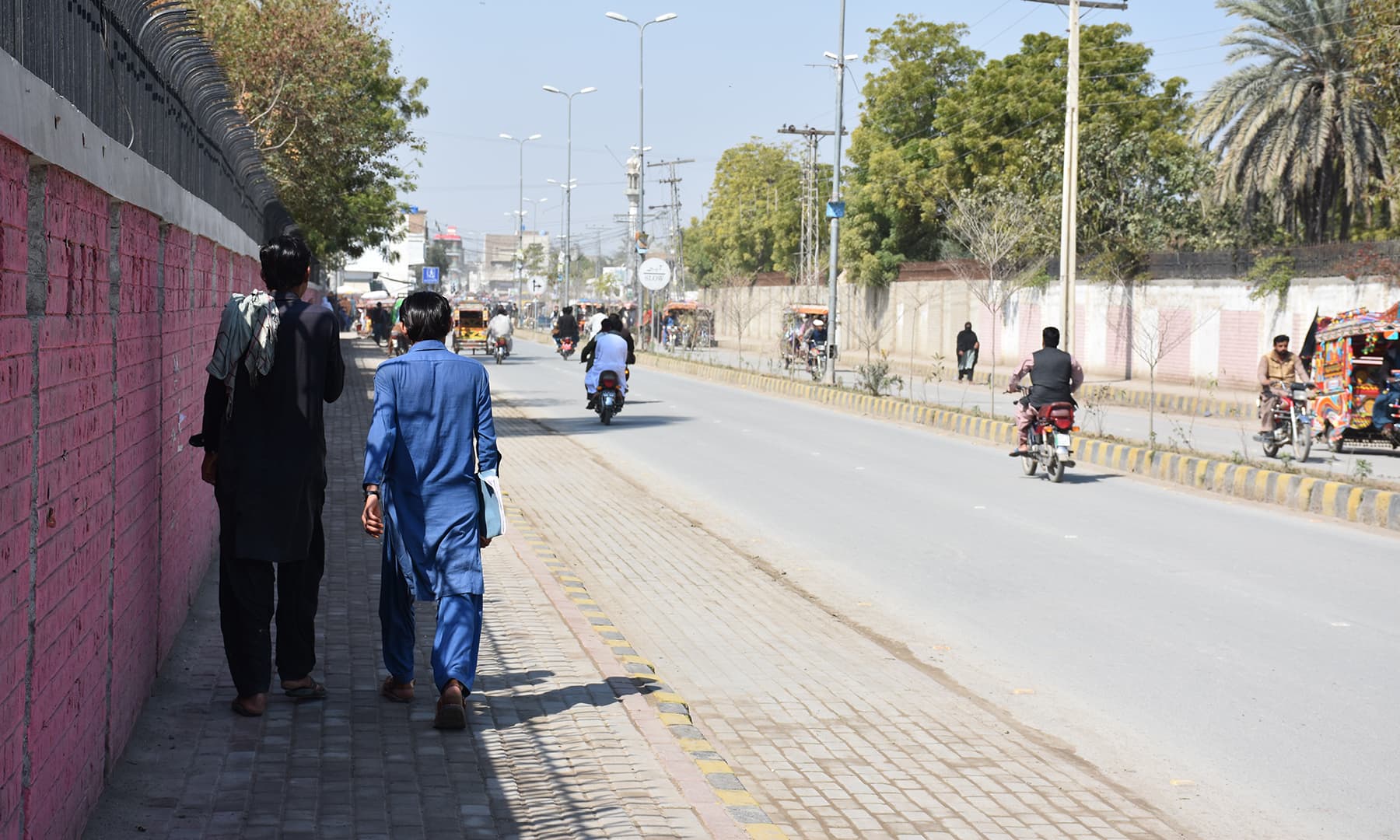 فٹ پاتھ کی صفائی ملاحظہ ہو—تصویر رمضان رفیق