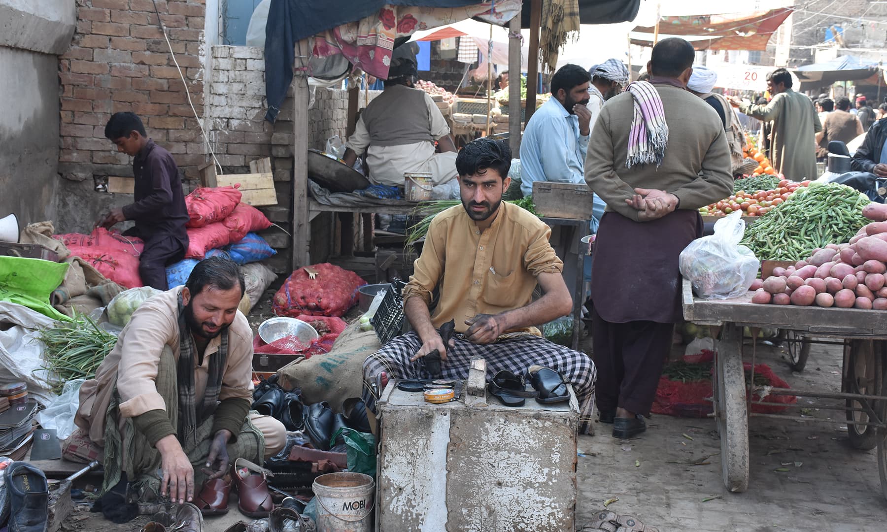 اپنے کام میں مگن ایک موچی—تصویر رمضان رفیق