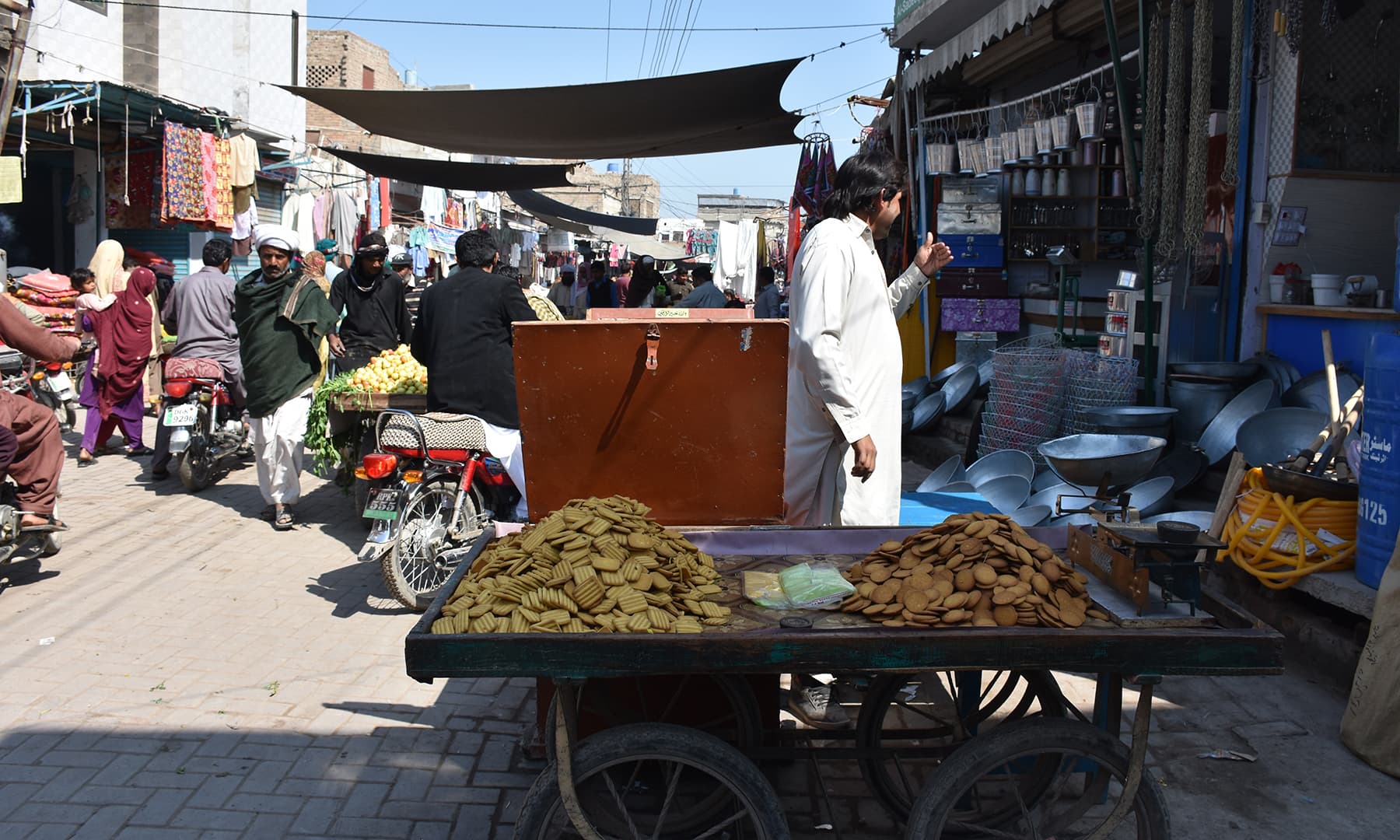 کھلے بسکٹ بیچے جا رہے ہیں—تصویر رمضان رفیق