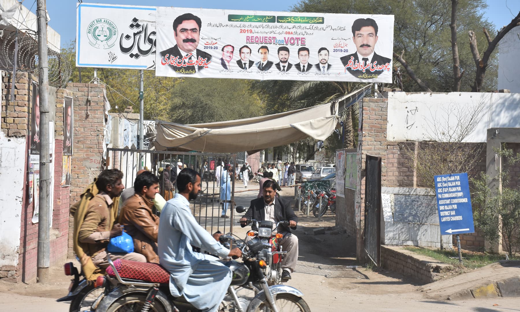 کچہری کا داخلی دروازہ—تصویر رمضان رفیق