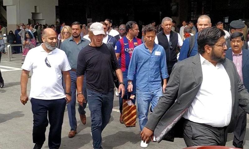 کارلوس پیول 16 مارچ کو کراچی ایئرپورٹ پر پہنچے &mdash; فوٹو: عمران صدیق