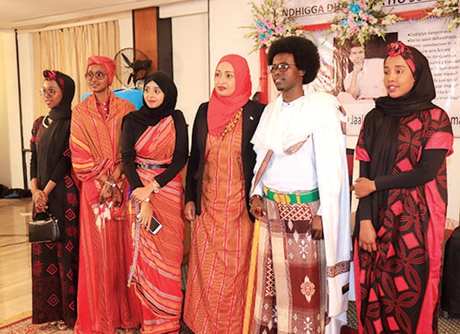 Ambassador Khadija Mohamed Almakhzumi (C) with Somali students at the cultural event in Islamabad.