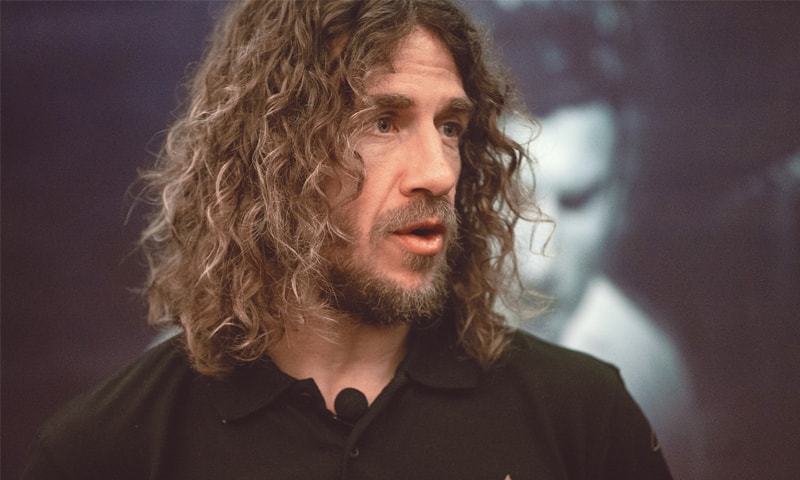 KARACHI: Spain and Barcelona legend Carles Puyol gestures 
during his interview on Sunday.
—Mohammad Ali/White Star