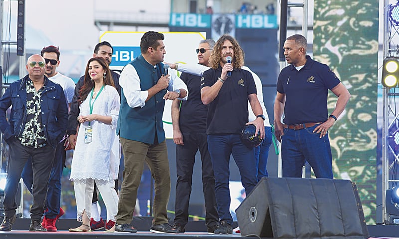 KARACHI: Legendary Spanish footballer Carles Puyol addresses the crowd as he is flanked by moderator-actor Fakhre Alam, actress Mahira Khan, Junoon&rsquo;s lead singer Ali Azmat and others at the colourful closing ceremony of the Pakistan Super League at the National Stadium on Sunday evening.