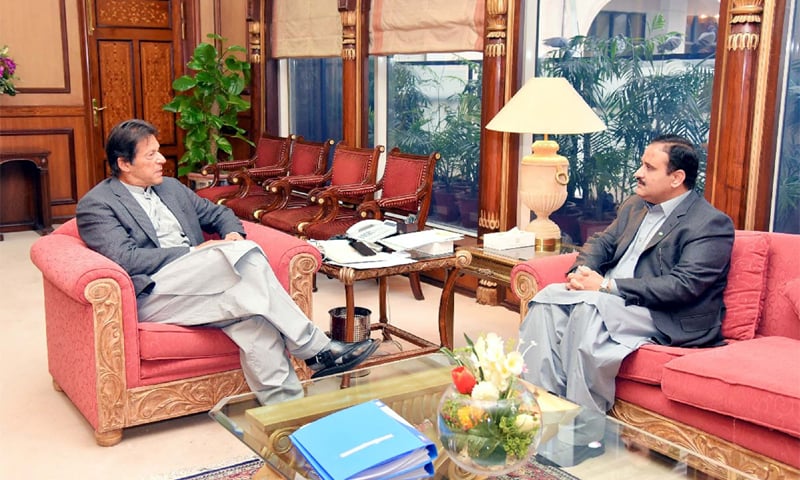 ISLAMABAD: Prime Minister Imran Khan speaks to Punjab Chief Minister Sardar Usman Buzdar who called on him at the PM Office on Monday.—PPI