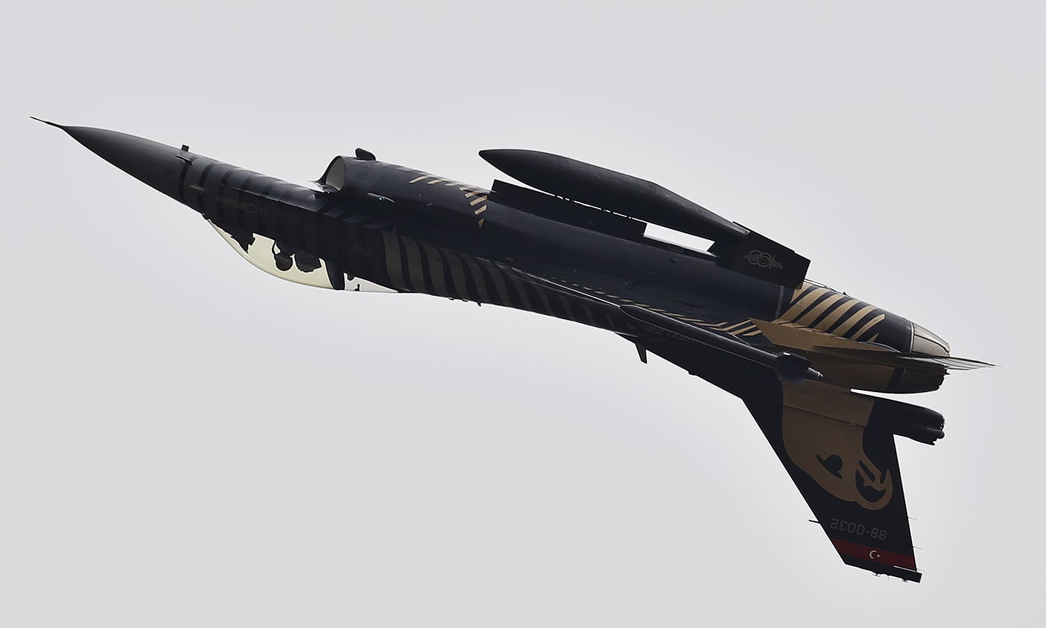 A Turkish fighter jet performs an aerobatic stunt during a military parade to mark Pakistan Day. ─ AP