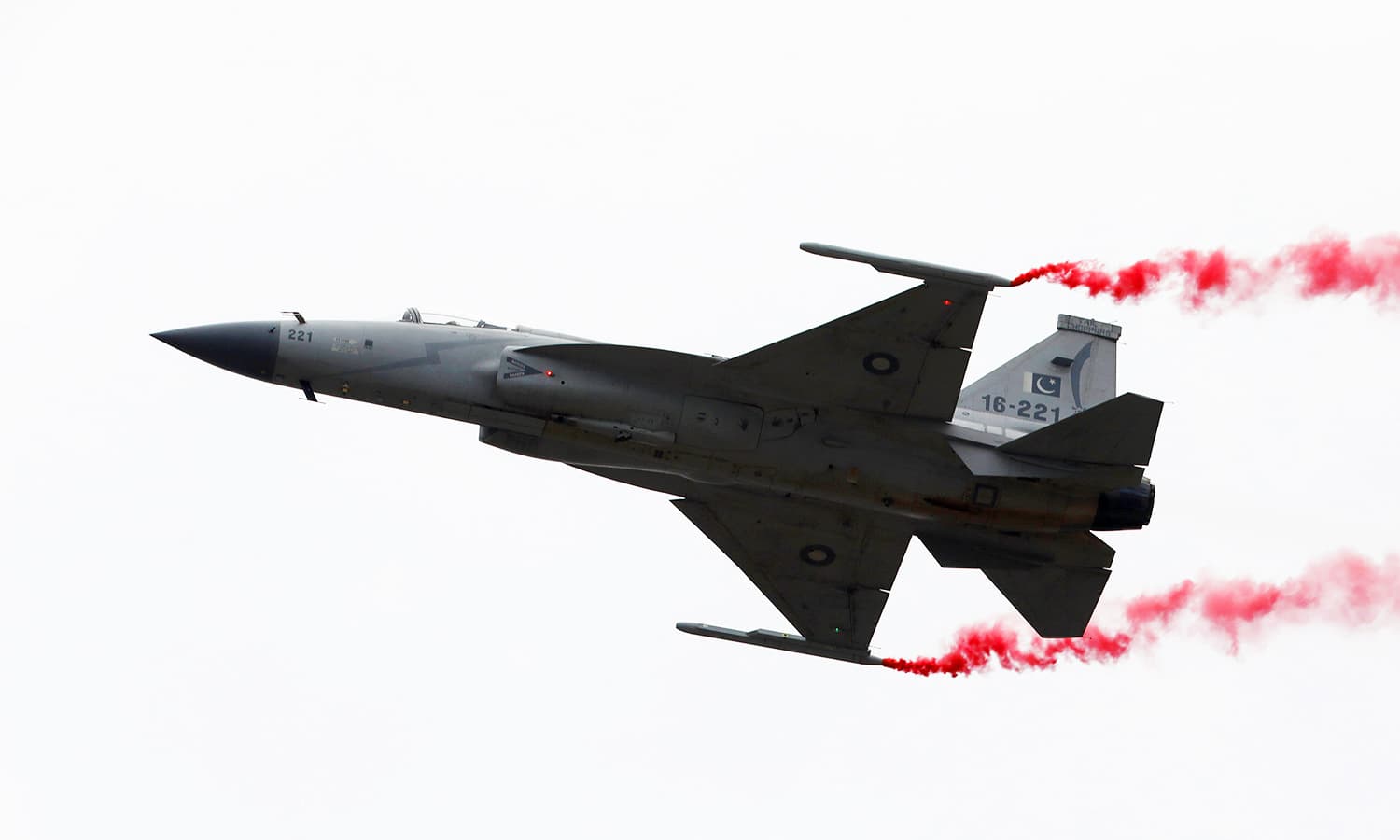 A PAF JF-17 Thunder jet performs during the Pakistan Day military parade in Islamabad on March 23, 2019. ─ Reuters