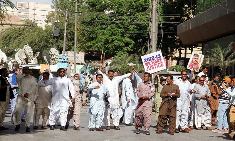 اساتذہ نے مطالبات تسلیم ہونے کے بعد احتجاج ختم کردیا&mdash;فوٹو:اے پی پی