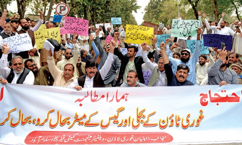 Residents of Ghauri Town protest outside the CDA office on Friday. &mdash; White Star