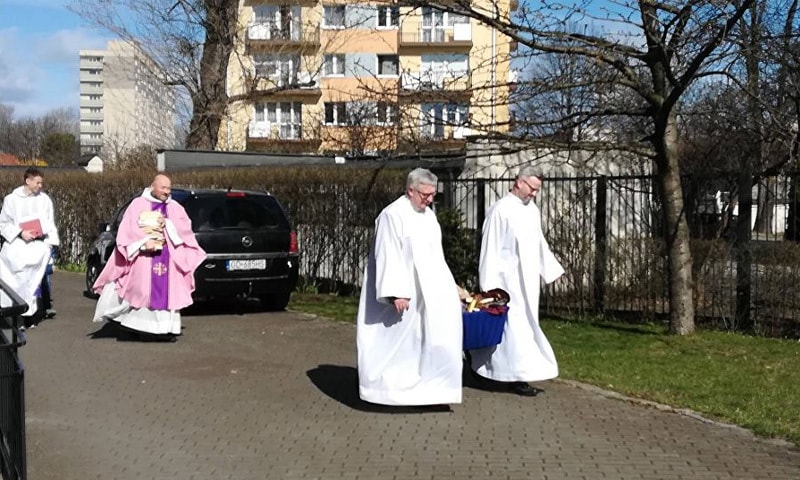 پادری ٹوکری میں چیزیں بھر کر آتشدان میں جلانے گئے—تصویر بشکریہ فیس بک