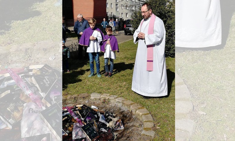 کتابیں جلانے کے بعد انہوں نے کھڑے ہو کر دعائیں بھی پڑھیں—تصویر : بشکریہ فیس بک