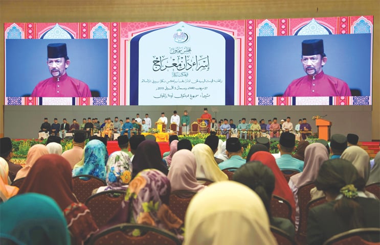 BRUNEI’s Sultan Hassanal Bolkiah (centre) delivers a speech at a conference to mark Shab-i-Miraj.—AFP