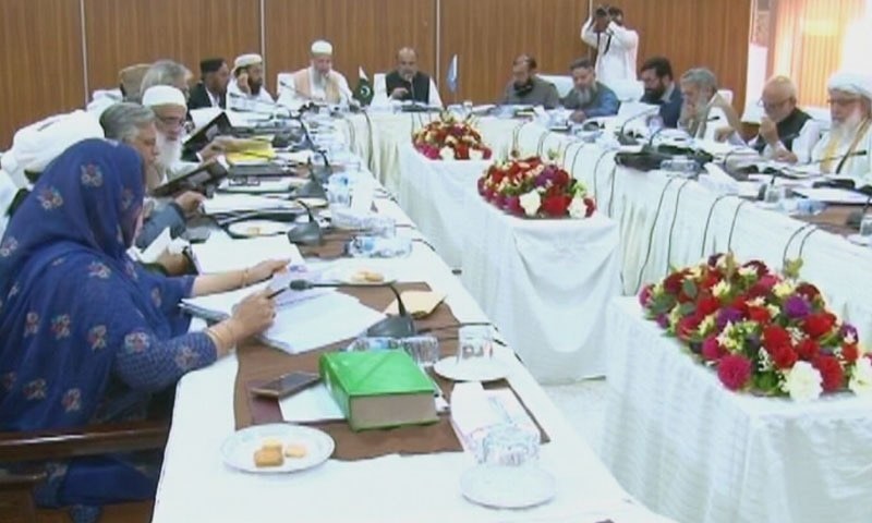 ہتھکڑی ملزم کی طرف سے تشدد کی صورت میں لگ سکتی ہے، قبلہ ایاز &mdash; فوٹو: ڈان نیوز