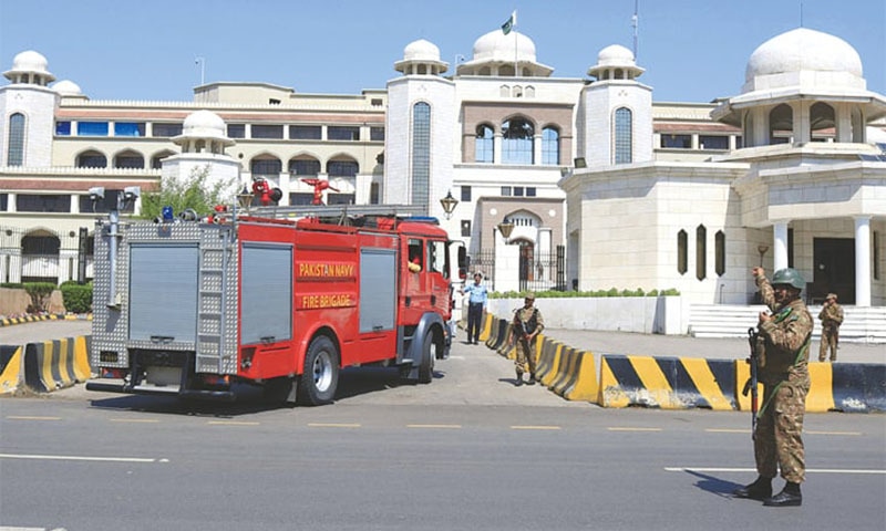 ISLAMABAD: A fire brigade vehicle enters the Prime Minister Secretariat after a fire broke out on one of its floors on Monday. The incident took place when PM Imran Khan was holding a meeting in the building.—Tanveer Shahzad / White Star