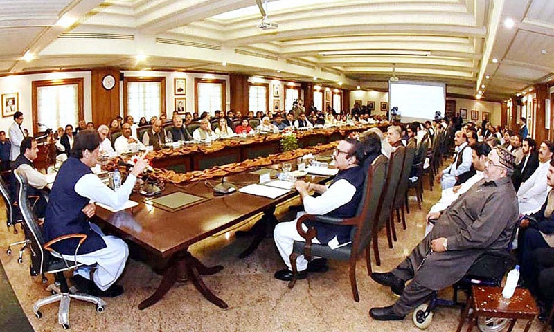 وزیر اعظم نے جلد شریف خاندان کے افراد کے خلاف مقدمات درج کرنے کا اعلان کیا &mdash; فوٹو: اے پی پی