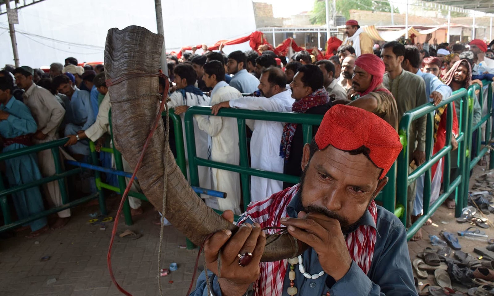 زائرین کی بڑی تعداد نے تقریبات میں شرکت کی—فوٹو: اے پی پی