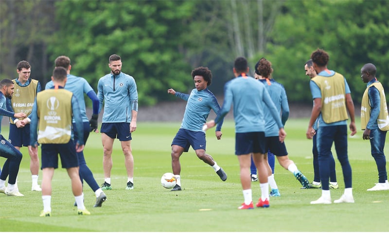 LONDON: Chelsea’s Olivier Giroud (center L) and Willian (C) attend a practice session at the Cobham Training Ground on Wednesday.—AP