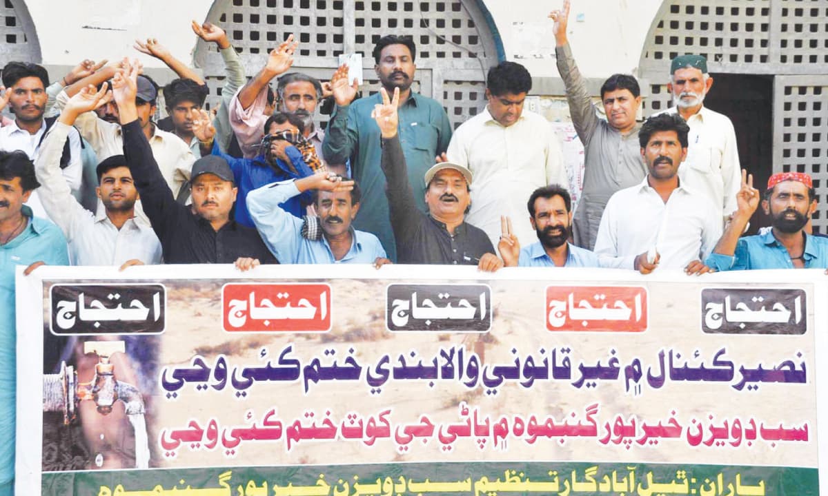 TAIL-end growers protest in Hyderabad on Friday against scant supply of water from Naseer Canal.&mdash;Dawn