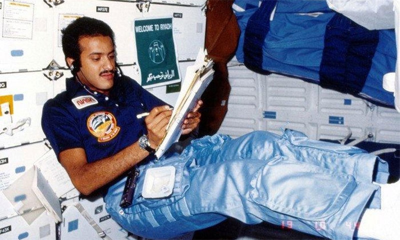 شہزادہ سلطان اپنے خلائی سفر کے دوران — فوٹو بشکریہ ناسا شہزادہ سلطان اپنے خلائی سفر کے دوران — فوٹو بشکریہ ناسا