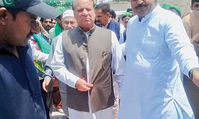 Former prime minister Nawaz Sharif arrives at Data Darbar on Sunday.— White Star