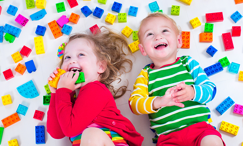 کھلونوں کے ساتھ کھیلنے والے دونوں گروپس کے ہر بچے کا ایک گھنٹہ مشاہدہ کیا گیا جو اپنے طور پر کھلونوں سے کھیل رہا تھا— شٹراسٹاک کھلونوں کے ساتھ کھیلنے والے دونوں گروپس کے ہر بچے کا ایک گھنٹہ مشاہدہ کیا گیا جو اپنے طور پر کھلونوں سے کھیل رہا تھا— شٹراسٹاک