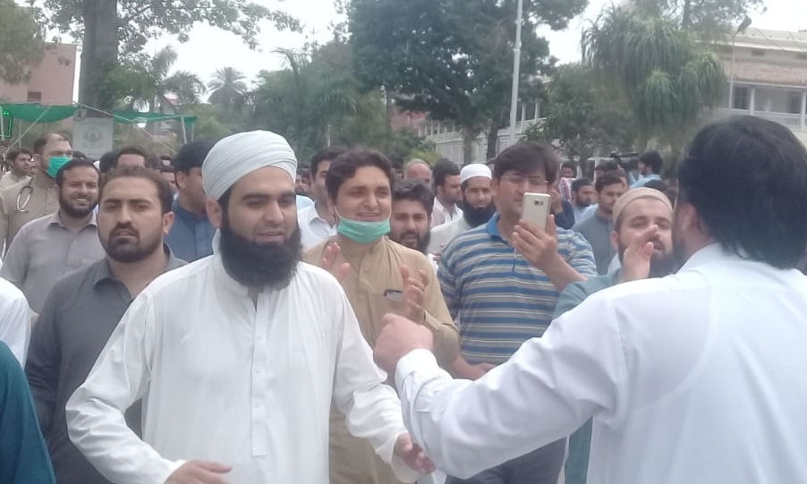 Doctors in Khyber Pakhtunkhwa continue their province-wide protest for a second day. — DawnNewsTV