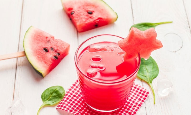 تربوز کا جوس بھی بہت فائدہ مند ہوتا ہے — شٹر اسٹاک فوٹو تربوز کا جوس بھی بہت فائدہ مند ہوتا ہے — شٹر اسٹاک فوٹو