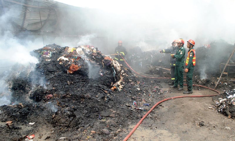 Rescue 1122 firefighters extinguish fire that broke out at a warehouse in New Amarpura on Wednesday. — Online Rescue 1122 firefighters extinguish fire that broke out at a warehouse in New Amarpura on Wednesday. — Online