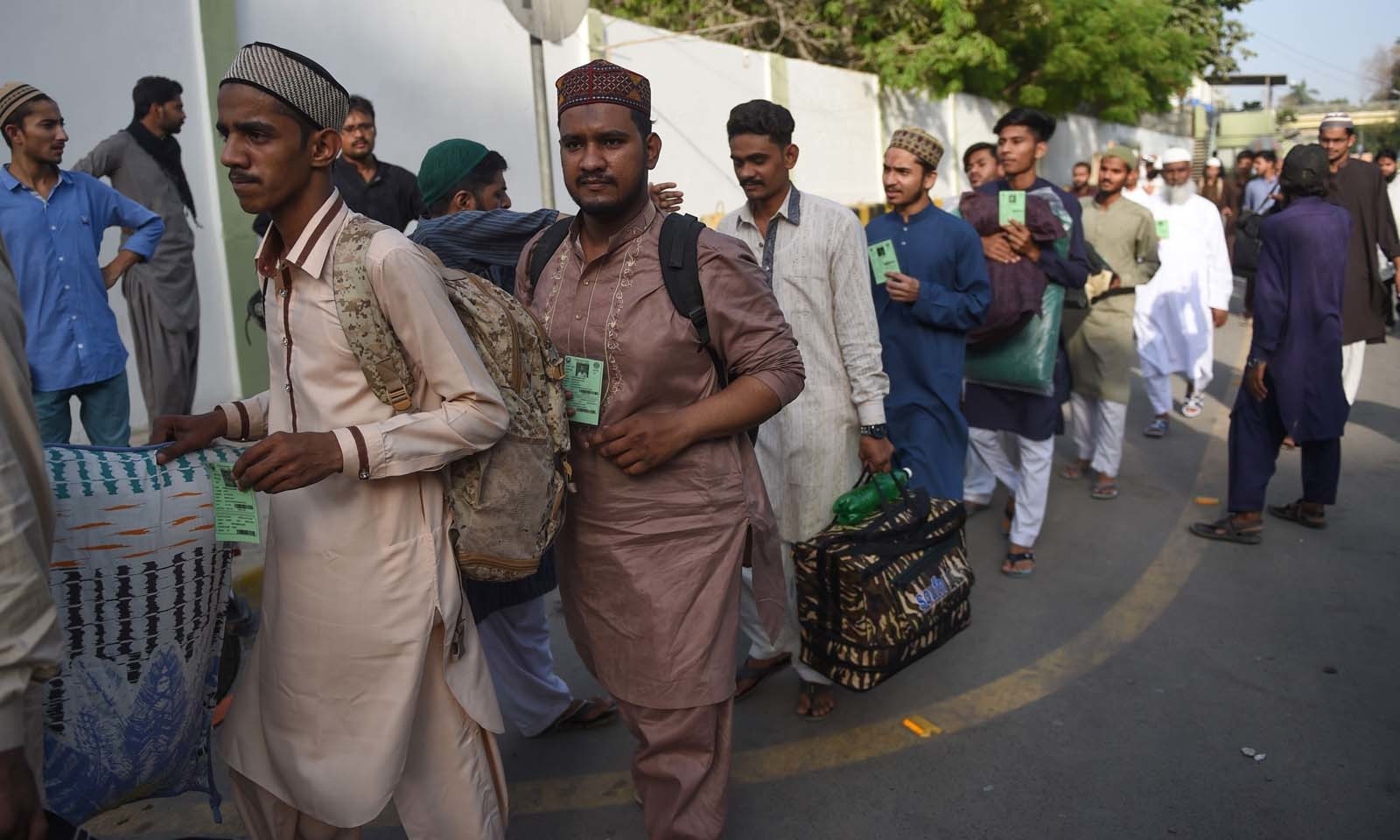 اعتکاف کے آغاز سے قبل سیکیورٹی گارڈز نے معتکفین کا سامان چیک کیا—فوٹو: اے ایف پی