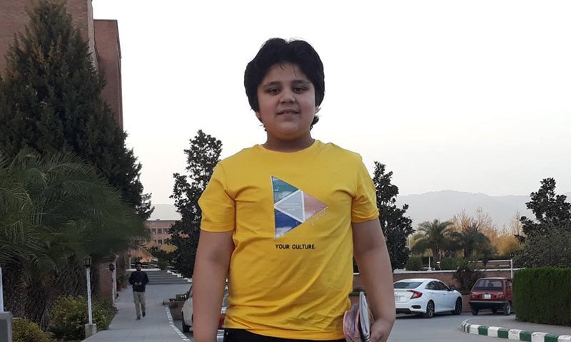 زیدان حامد  نے 5 منٹ 41 سیکنڈ میں پیریاڈک ٹیبل ترتیب دے  کر گنیز بک آف ورلڈ ریکارڈ بنالیا &mdash; فوٹو: زیدان حامد فیس بک پیج