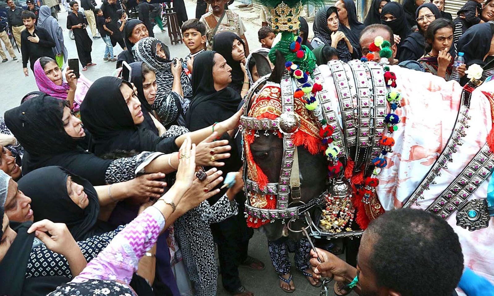 ملک کے دیگر بڑے شہروں میں سیکیورٹی کے نہایت سخت انتظامات کیے گئے تھے — فوٹو: اے پی پی