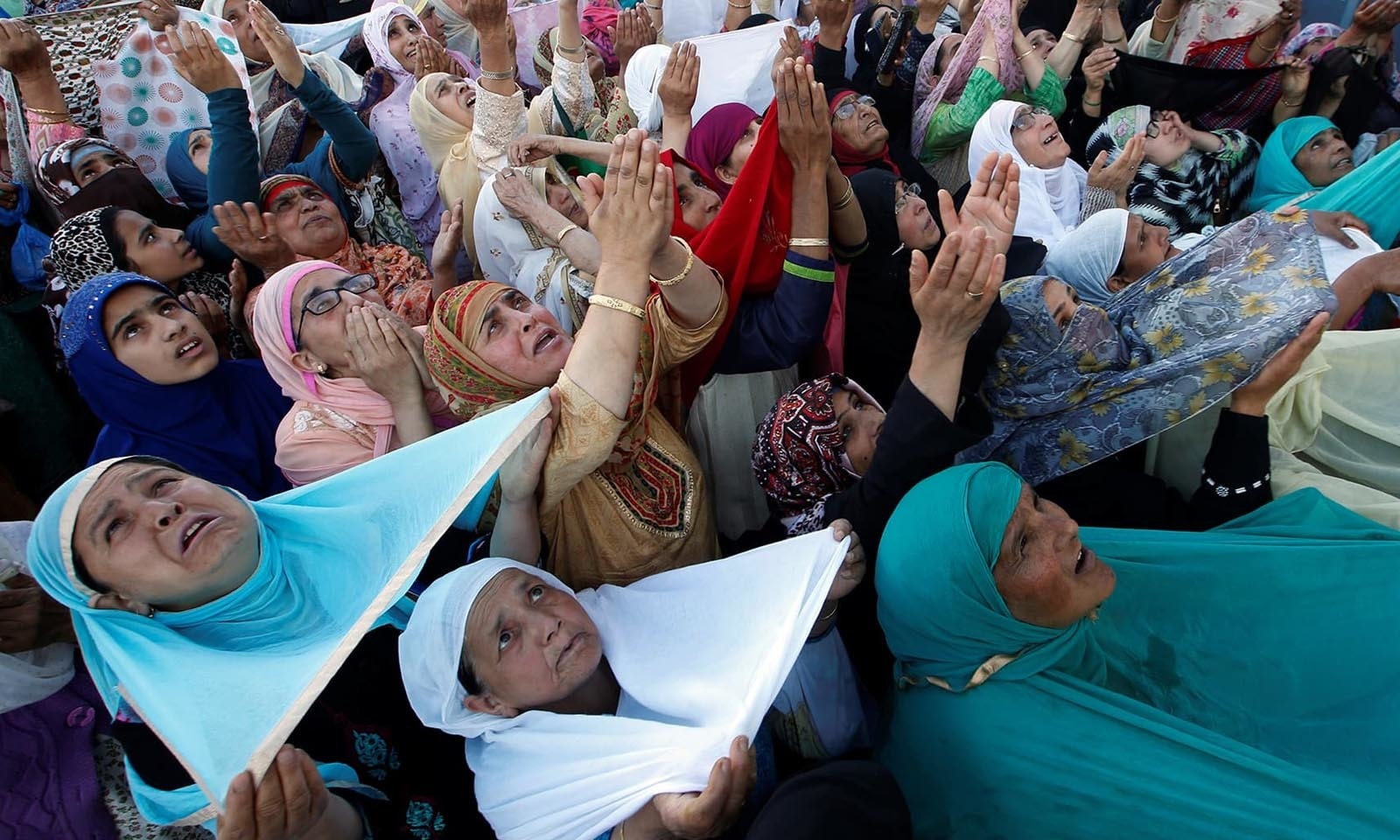 سری نگر میں خواتین بال مبارک کی زیارت کر رہی ہیں — فوٹو: رائٹرز