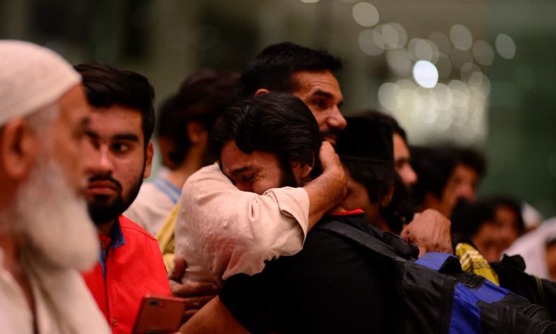 قومی ایئرلائن کی خصوصی پرواز رات 10 بج کر 10 منٹ پر اسلام آباد ایئر پورٹ پر پہنچی&mdash; فوٹو: وفاقی وزیر برائے ہوا بازی ٹوئٹر