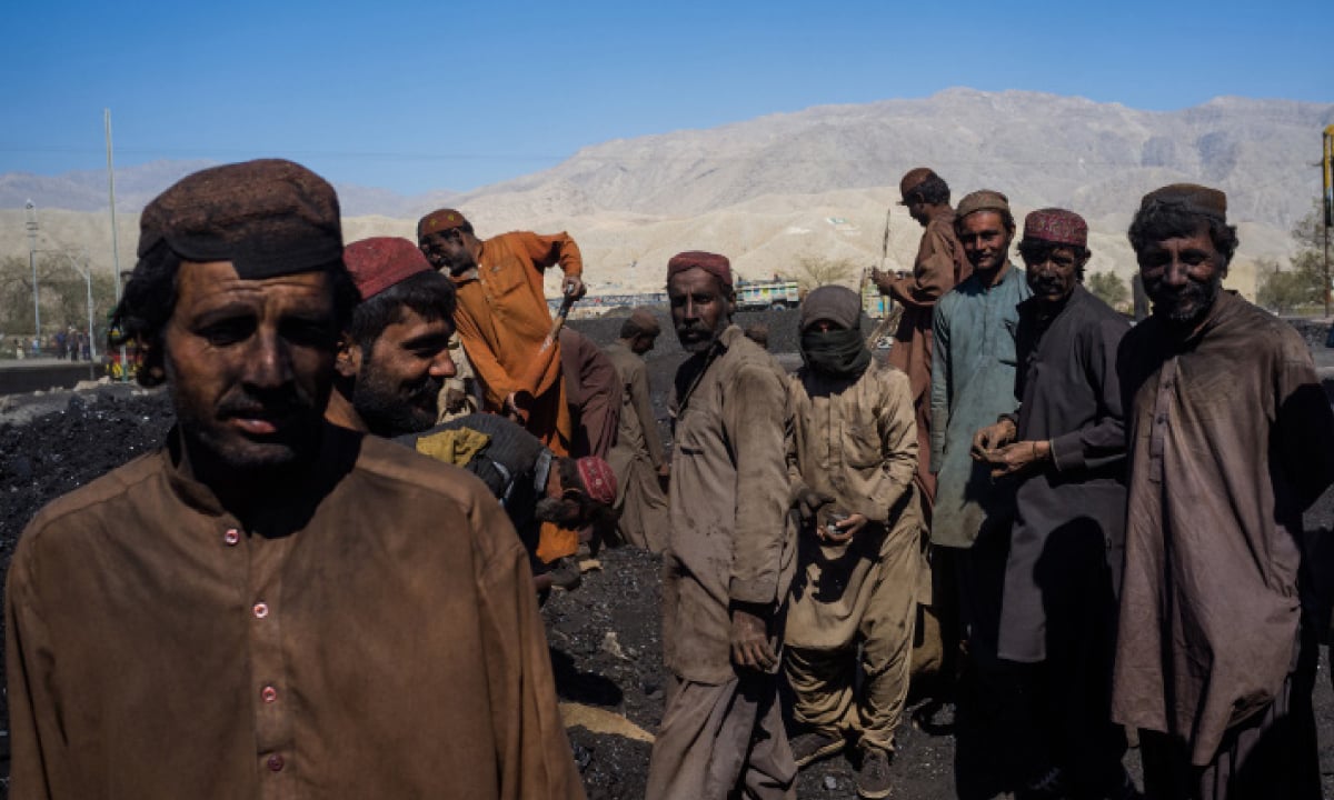 Workers loading coal on a truck in Machh, Balochistan | Mohammad Ali, White Star