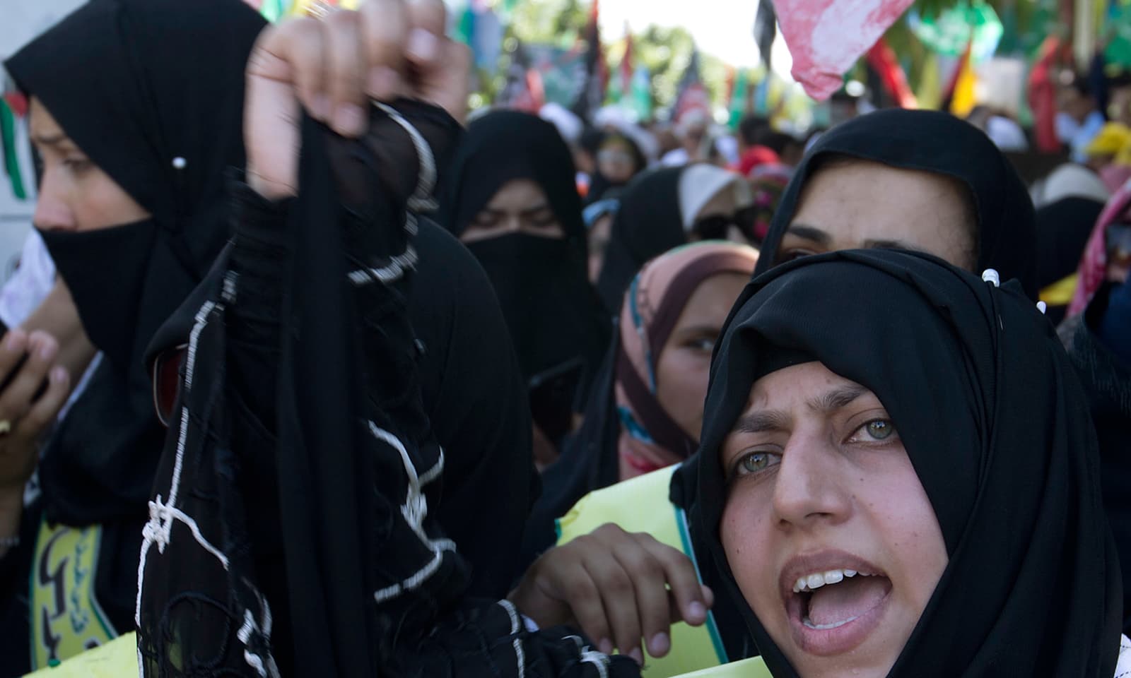 اسلام آباد میں ریلی کے دوران خواتین اسرائیل اور امریکا مخالف نعرے لگا رہی ہیں &mdash; فوٹو: اے پی