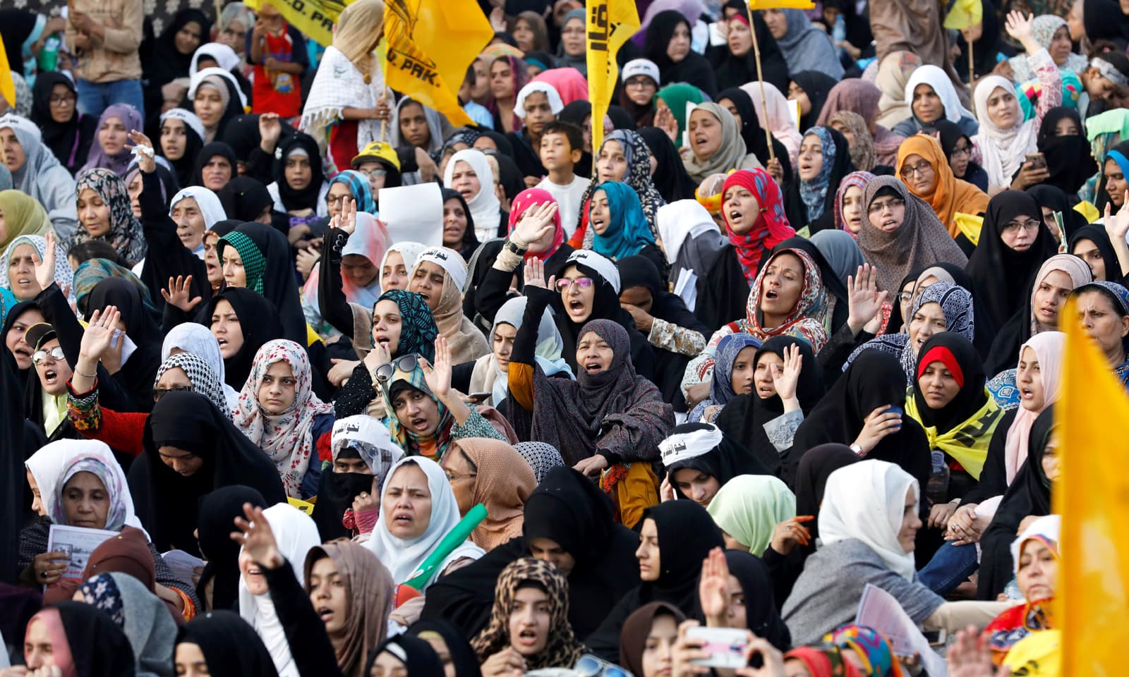 کراچی میں خواتین ریلی کے دوران ہاتھ اٹھا کر اسرائیل مخالف نعرے لگا رہی ہیں &mdash; فوٹو: رائٹرز