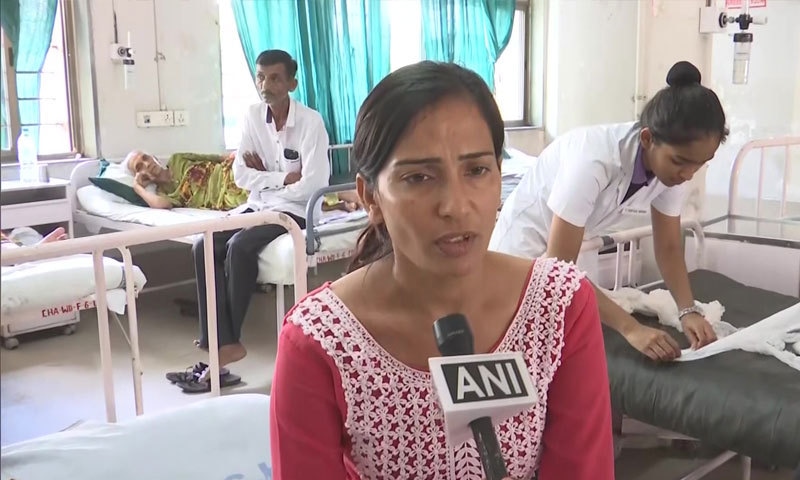 خاتون اہل محلہ کے ساتھ رکن اسمبلی کے دفتر کے باہر احتجاج کرنے پہنچی تھیں&mdash;فوٹو: اے این آئی