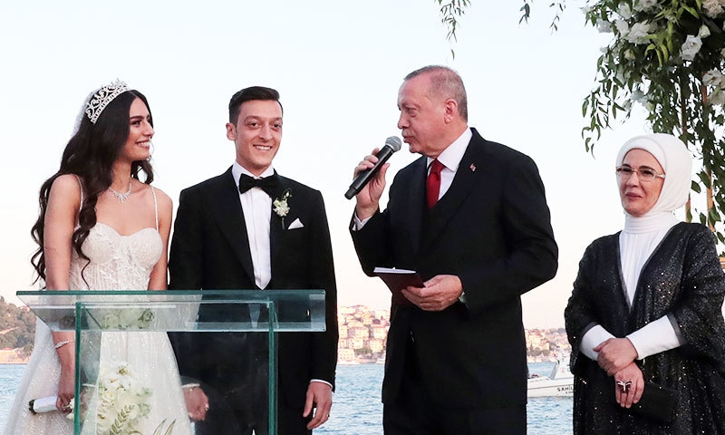 مسعود اوزیل نے سابق مس ترکی امینہ گلسی سے شادی کی&mdash;فوٹو: اے ایف پی