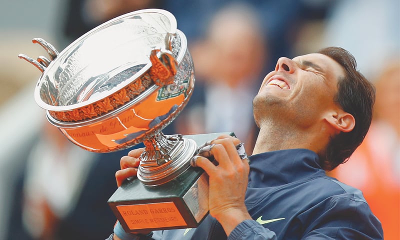 RAFAEL Nadal lifts the trophy after his 6-3, 5-7, 6-1, 6-1 victory over Dominic Thiem at the Roland Garros Stadium.—AP