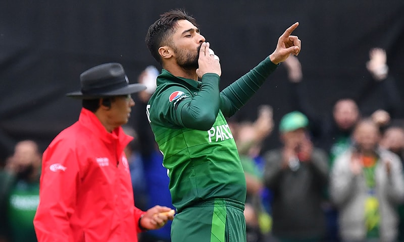 Mohammad Amir (R) celebrates after dismissing Australia's captain Aaron Finch during the 2019 Cricket World Cup. ─ AFP