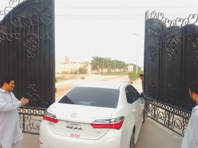 THE car carrying the NAB team enters Sharjeel Inam Memon&rsquo;s farmhouse on Wednesday.&mdash;Dawn