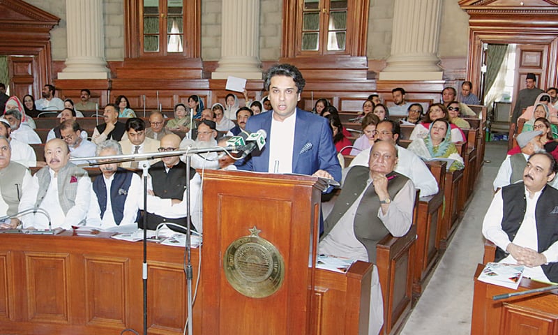 Lahore: Finance Minister Makhdum Hashim Jawan Bakht unveiling the Punjab budget.