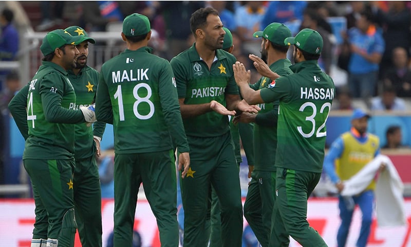 Wahab Riaz (C) celebrates with teammates after the dismissal of India's KL Rahul during the 2019 Cricket World Cup group stage match between India and Pakistan. — AFP