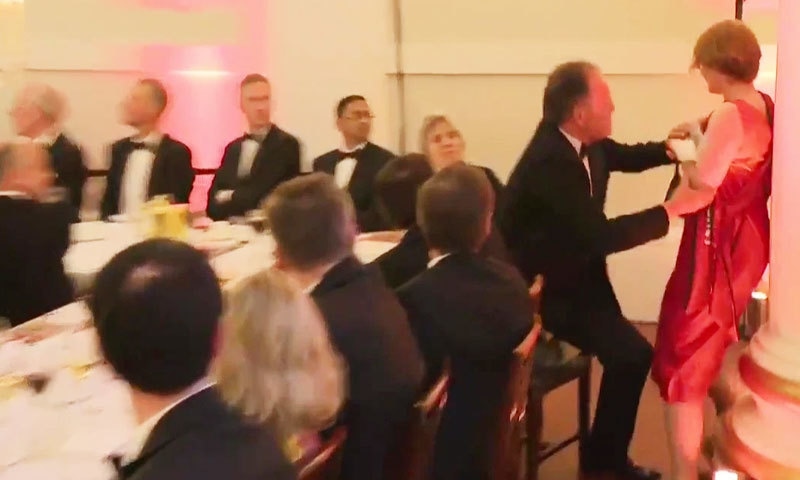 مملکتی وزیر نے خاتون کو دبوچنے پر معافی مانگ لی&mdash;اسکرین شاٹ