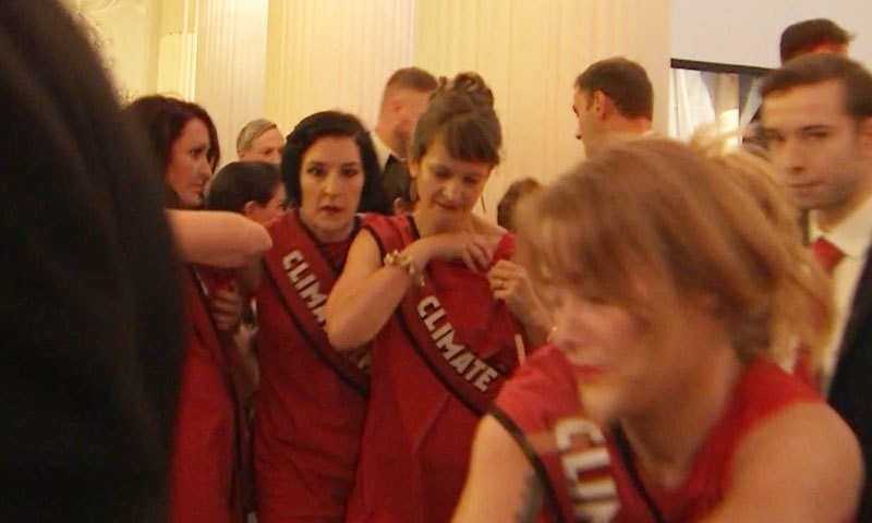 تقریب میں احتجاج ریکارڈ کروانے کے لیے 40 خواتین ارکان ہال میں داخل ہوئیں&mdash;اسکرین شاٹ