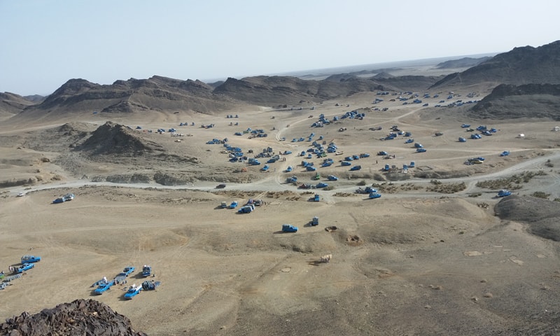 From the top of the Jodar mountains at the Pak-Iran border, Zamyad pick-up trucks transporting oil look like crawling ants | Photo by the writer