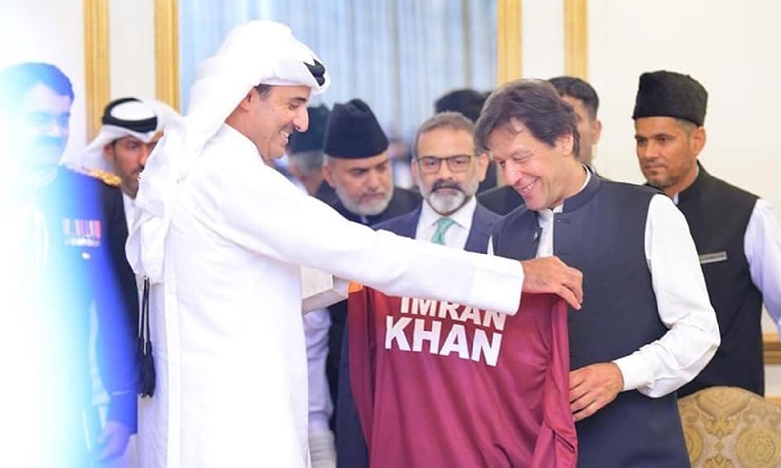 امیر قطر نے عمران خان کو قطر کی قومی فٹبال ٹیم کی شرٹ تحفے میں پیش کی — فوٹو بشکریہ ٹوئٹر