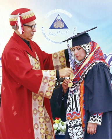 President Arif Alvi awards gold medal to a graduate at the convocation in Gilgit on Wednesday.—APP