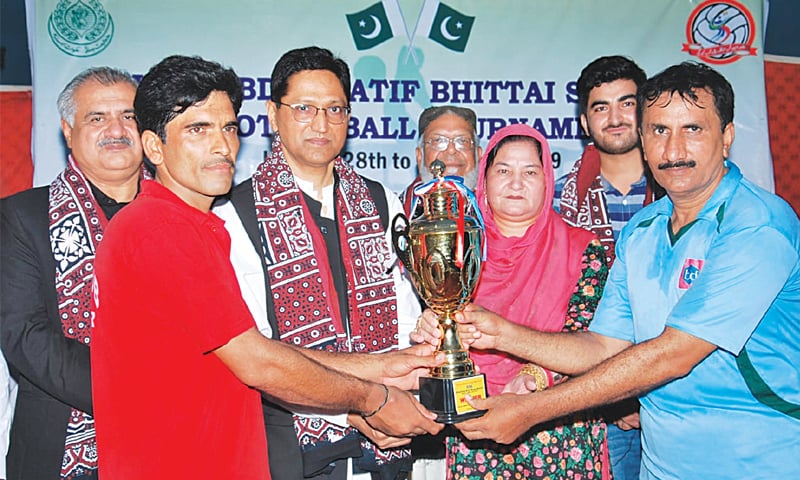 KARACHI: DIG East Amir Faruqi (C) presents the trophy to Tando Allahyar&rsquo;s players after they won the SSB Shah Bhitai Shootingball tournament here on Wednesday. PSWA&rsquo;s Shahida Parveen, PTF&rsquo;s Khalid Shamsi and others are also seen.